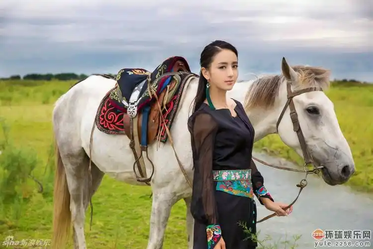 佟丽娅身着民族服饰,端庄典雅