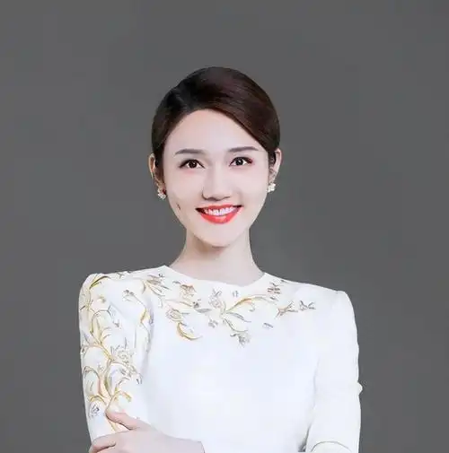 央视当红主持人龙洋以她独特的主持风格赢得了众多观众的喜爱.