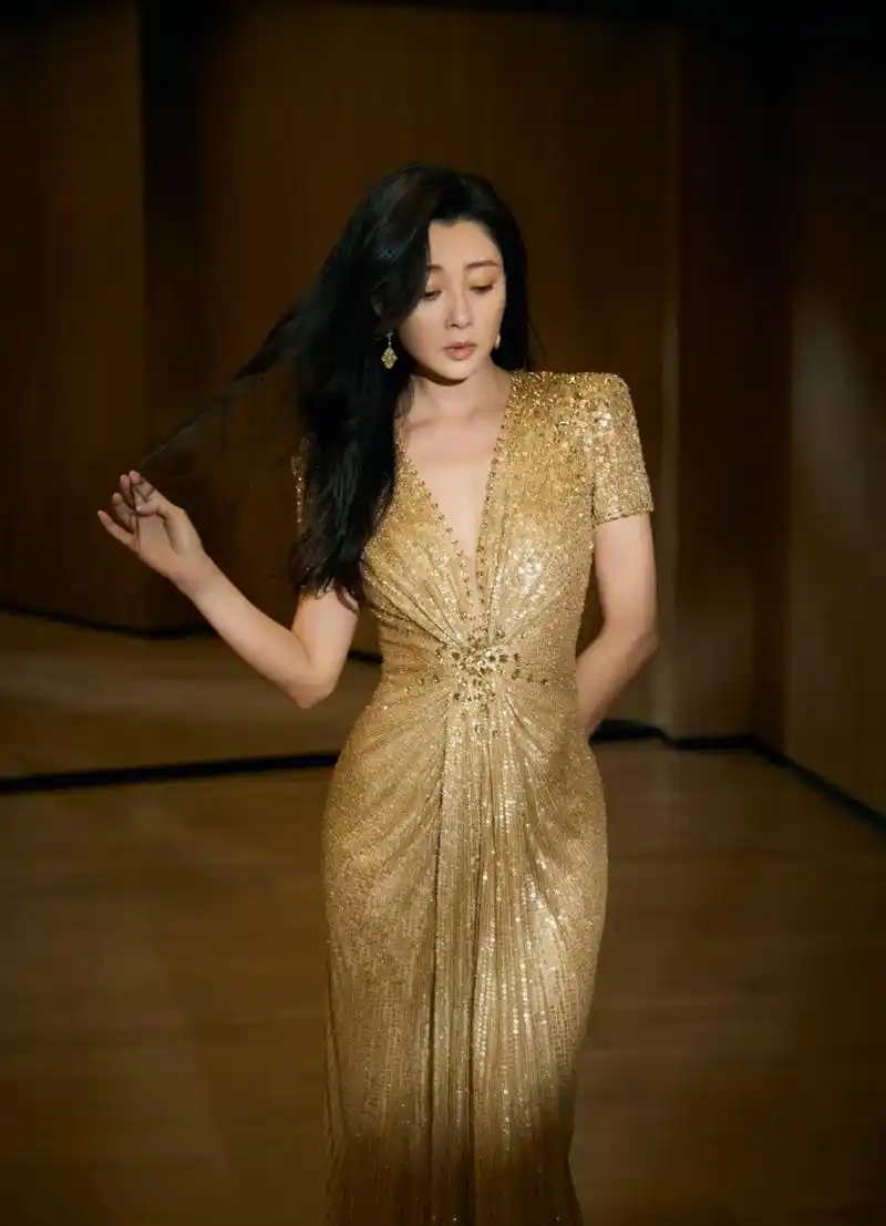 殷桃# 一袭鎏金深v束腰连衣裙,肤白貌美的容颜,清纯甜美的容颜,纤瘦