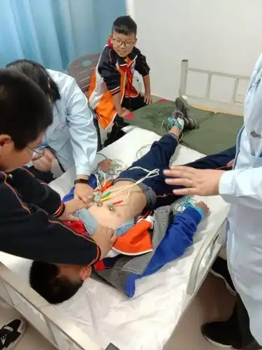 滨州市妇幼保健院的医护人员今天来到我校为小学生检查身体