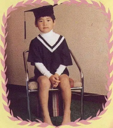 今年已经43岁的金城武出生于台湾,小时候的他和现在的长得不太像,而且