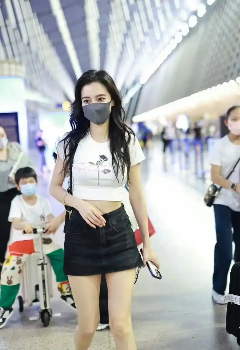 angelababy杨颖带儿子飞巴黎,小海绵穿上万元鞋子惊到网友7515 小