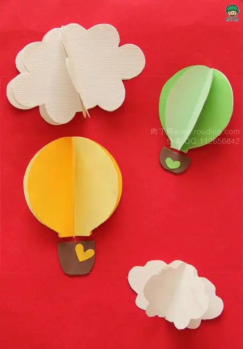 10,将做好的云朵和热气球粘在墙上,美观,大方又充满童趣的墙面装饰就