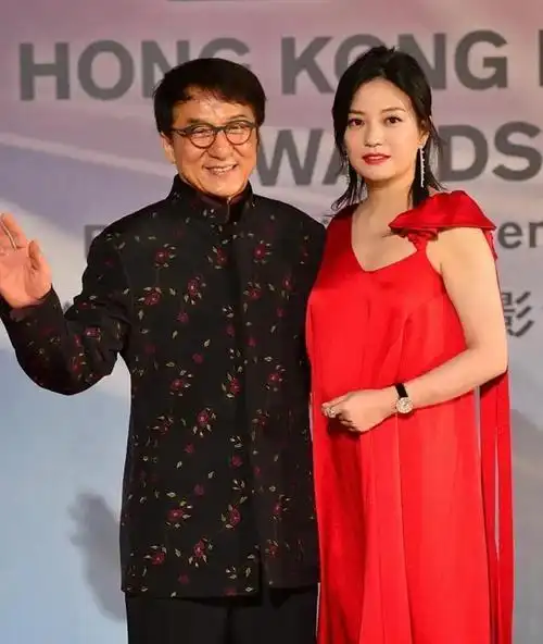 50位女星和成龙的合影曝光每一张经典又珍贵男帅女美都太惹眼