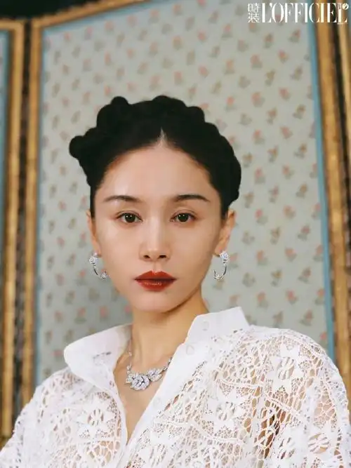 王子文超话最新杂志大片,盘发造型身穿353036392024早春系列