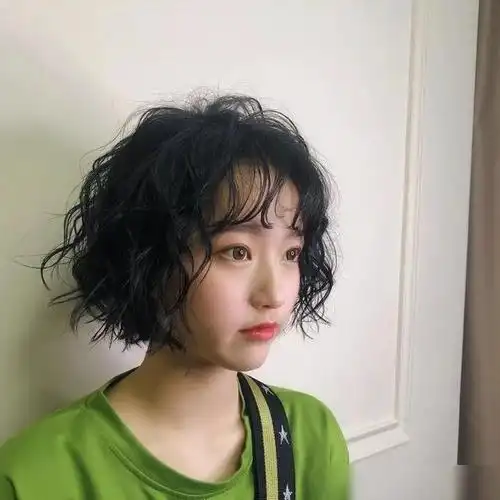 整个人都可爱起来了呢~,二是一般锁骨发长度和短发会比较适合烫"弹簧