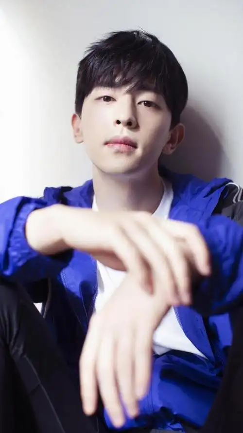 俊朗少年邓伦时尚休闲帅气生活照