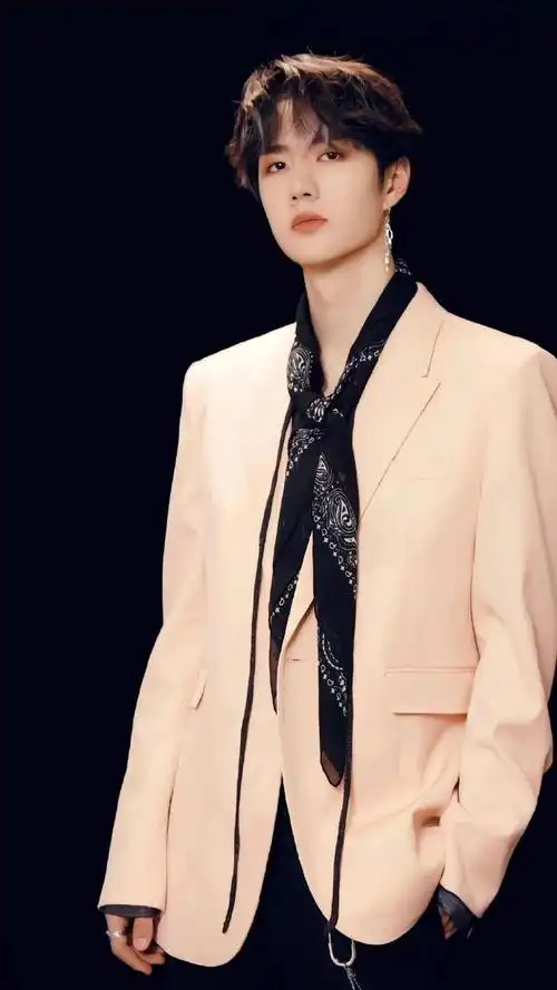 王一博这套西装是多少人的top1,淡粉色西装 黑色修身长裤 黑花丝巾