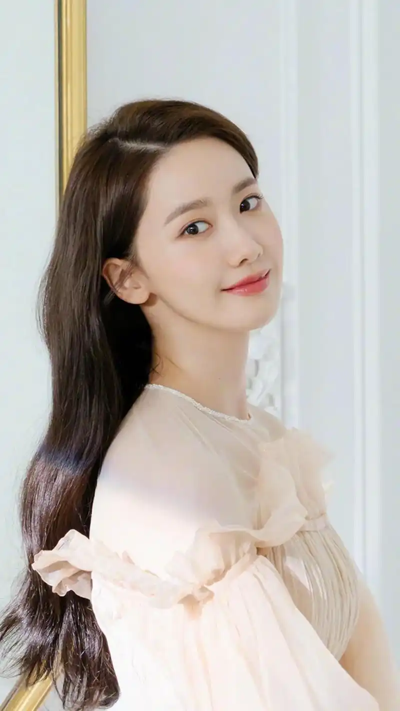 数十年如一日的好看,林允儿优雅美丽,明艳动人