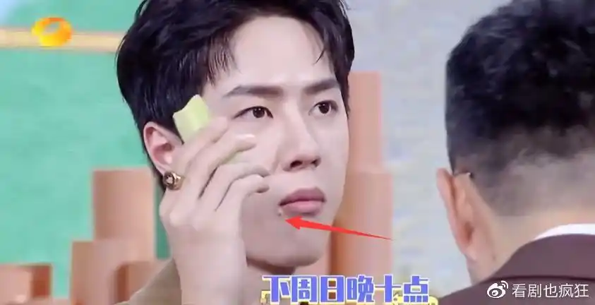 王一博摊位随意打折不专业定价吉利嘴角冒痘粉丝险些打架