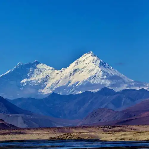 洛子峰,英文名lhotse,海拔8516米,是世界第四高峰.