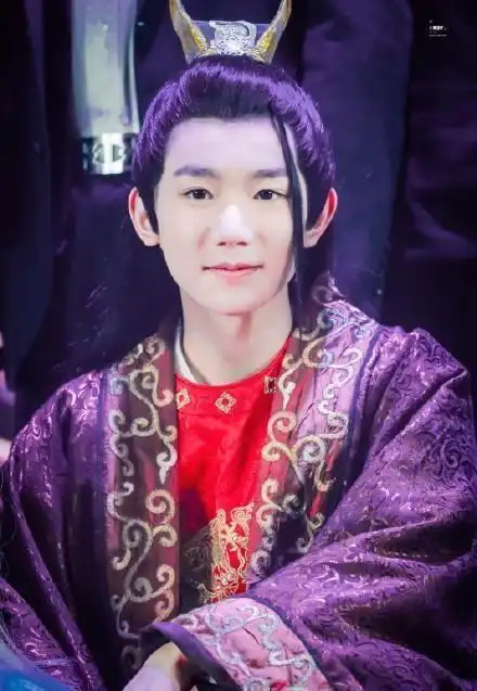 王俊凯古装红衣_王俊凯自拍照全部