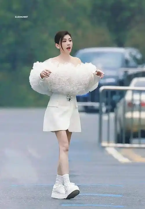 贾静雯在一次活动中身穿云朵衣服装引起了所有人的注意_时尚_高跟鞋