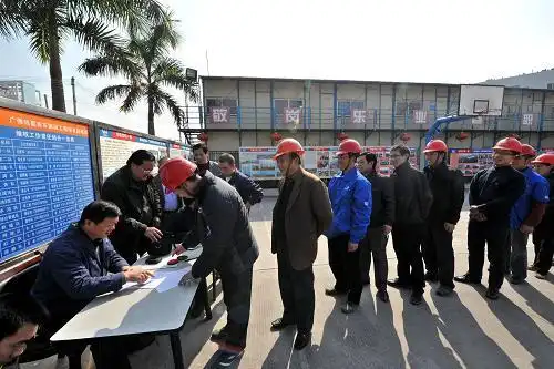 1月16日,农民工师傅排队领工资.新华社记者 何俊昌 摄