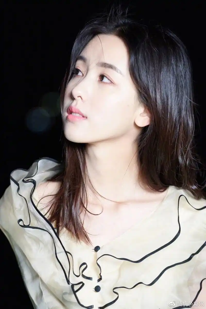 凭借清秀外表和身上散发出的书卷气清纯女星陈都灵让无数宅男沦陷