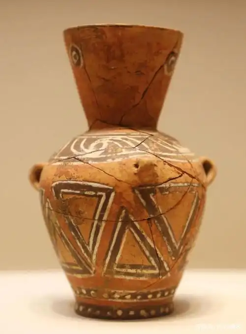 大汶口文化的典型器物是陶器,最为精美的薄胎磨光黑陶,胎厚仅1—2毫米