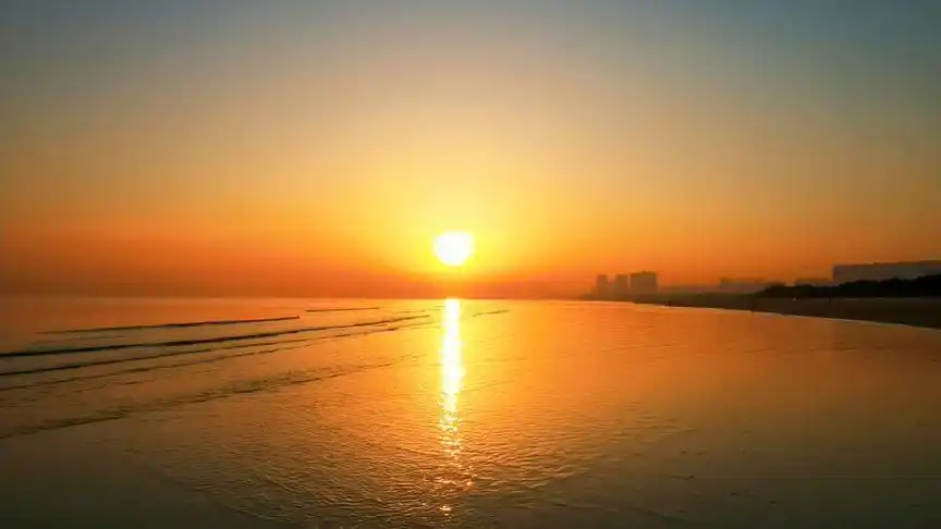 清晨七点钟,太阳从海平面升起,海天一色,一片红彤彤.