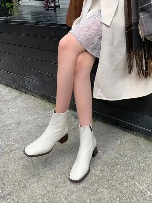方头白色短靴粗跟不累脚
