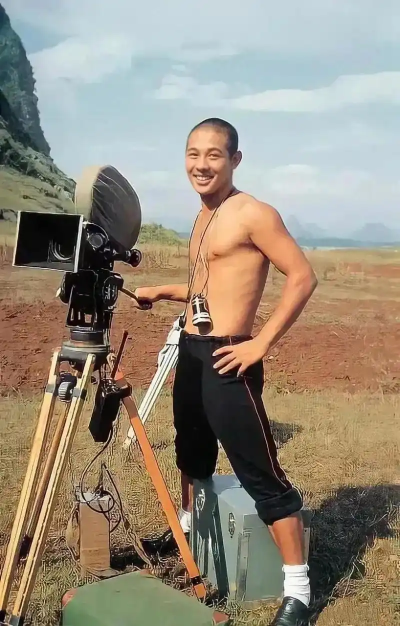 李连杰年轻时的身材看起来并不像八块腹肌和肌肉细胞得到了加强.