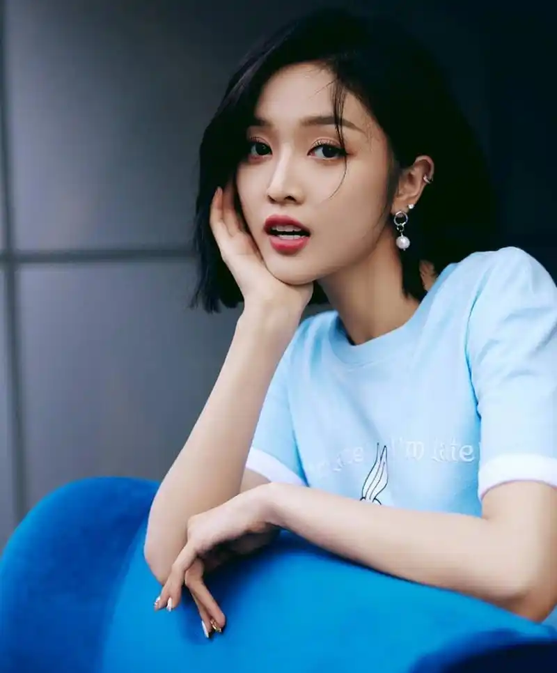 甜美可人的#吴宣仪# 清爽短发配t恤,娇嗔欲滴,美艳动人.