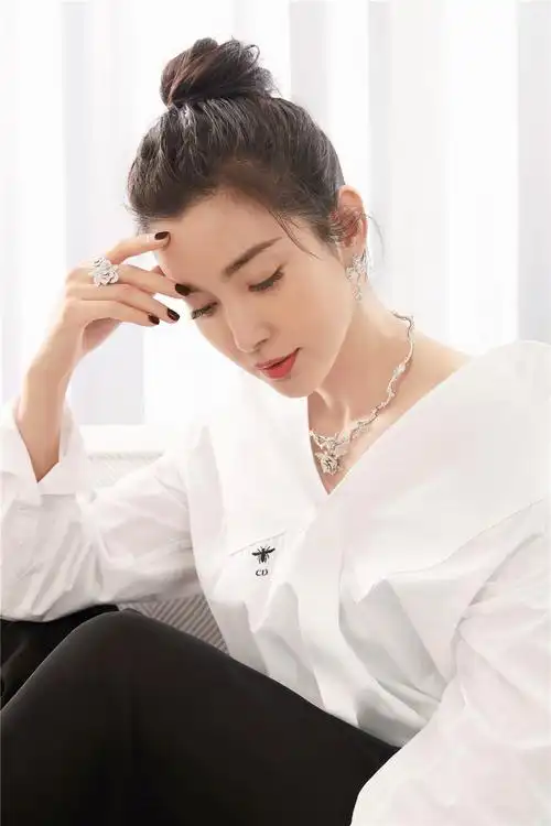 67李冰冰时尚大片曝光玫瑰美人优雅邂逅自信光芒