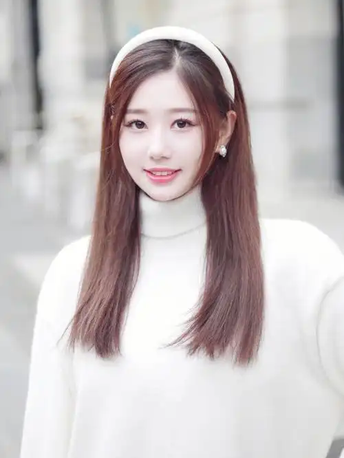 长发女孩bi备枯草也能迎来春天