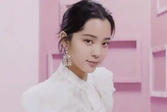 原创欧阳娜娜拍宣传片近景再现鞠式发缝头顶发量浓密到不敢信