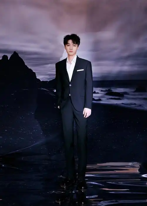 王俊凯黑色西装出席第30届大学生电影节如从童话中走来的小王子