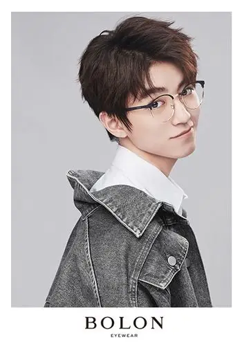 简介:tfboys王俊凯眼镜品牌代言帅气写真图片,分享一组王俊凯图片给
