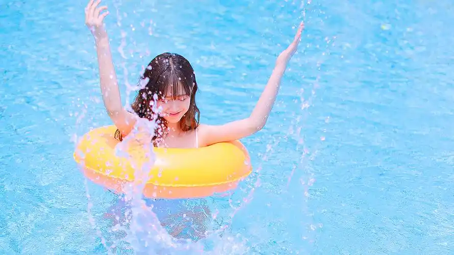 性感美女游泳唯美写真高清桌面壁纸