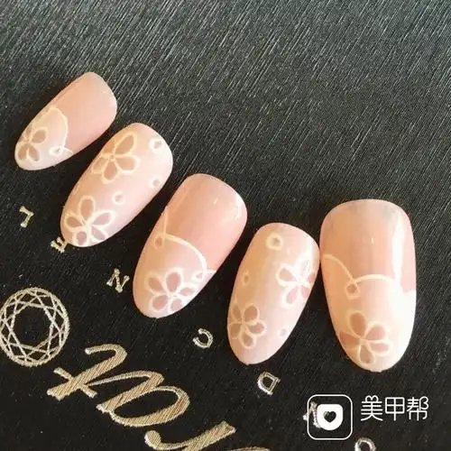 甲片花朵裸色温柔手绘美甲图片