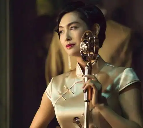 朱茵与蔡少芬同穿旗袍,一个明艳一个温婉,奔五女人依旧美得高级