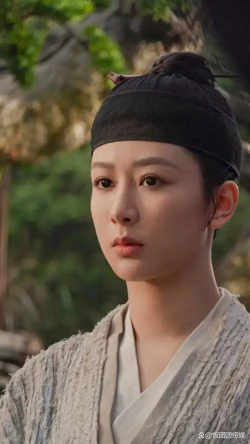 杨紫新剧扮男装眼线睫毛成败笔,挑战观众智商的假男人何时休?