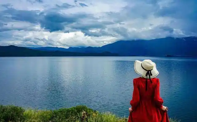 五十多岁的女性拍背影照太单调6个技巧背影照也能优雅美丽