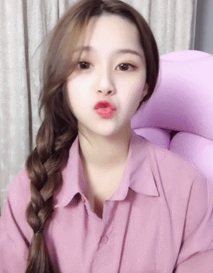 美女剪刀手嘟嘴可爱gif动图_动态图_表情包下载_soogif