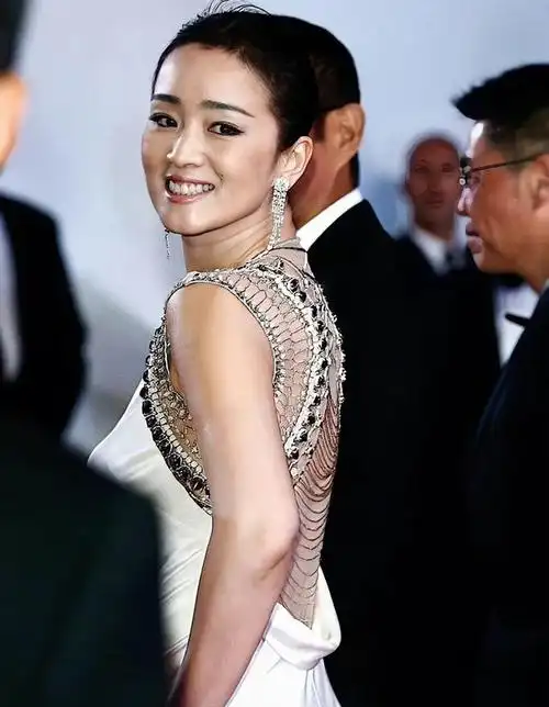 巩俐盛装出席上海活动,惊艳亮相!