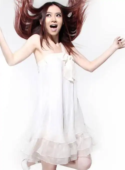 大陆人气女歌手—戚薇