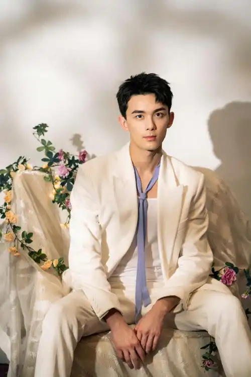 吴磊白西装##吴磊紫领带