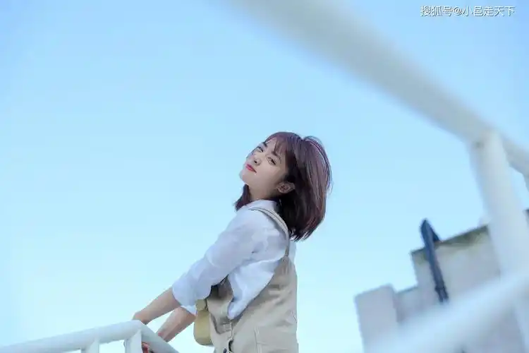 沈月吊带裙优雅写真