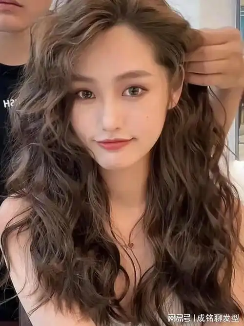 今年流行"法式羊毛卷",显发量又小颜,超洋气|卷发|发型|烫发_网易订阅