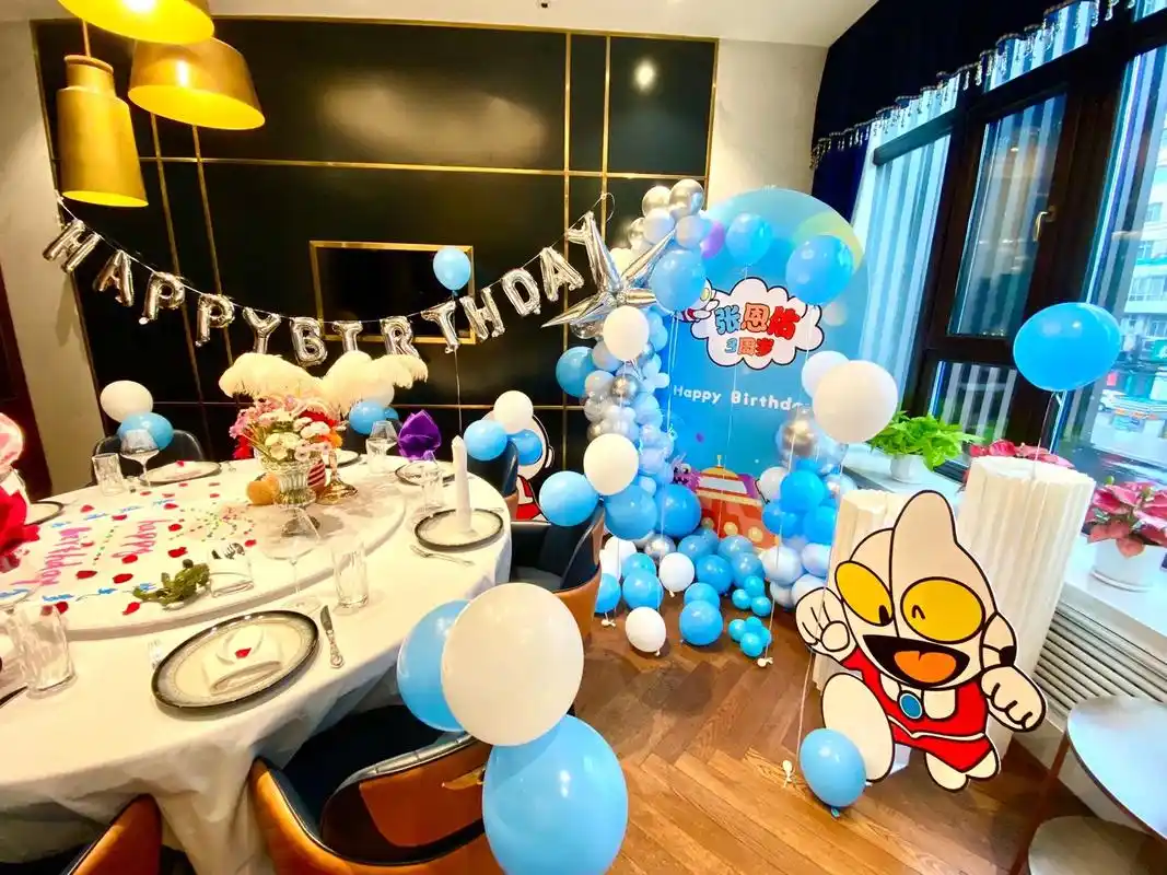男孩生日气球布置