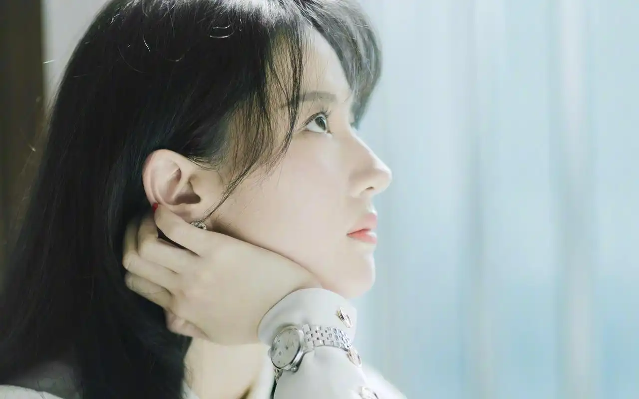 刘亦菲知性优雅高清桌面壁纸