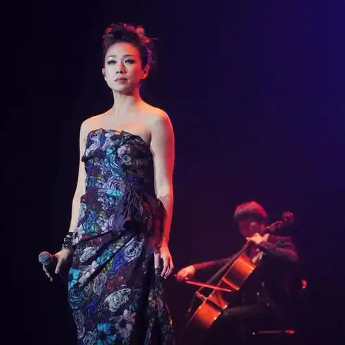 50岁的歌手林忆莲惊艳四座,靠的才不是简单的坚持