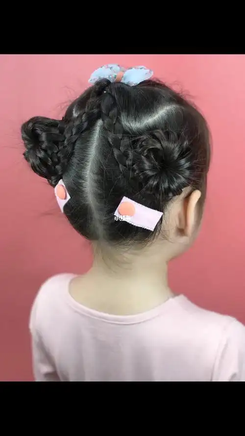 可爱的花苞双丸子头