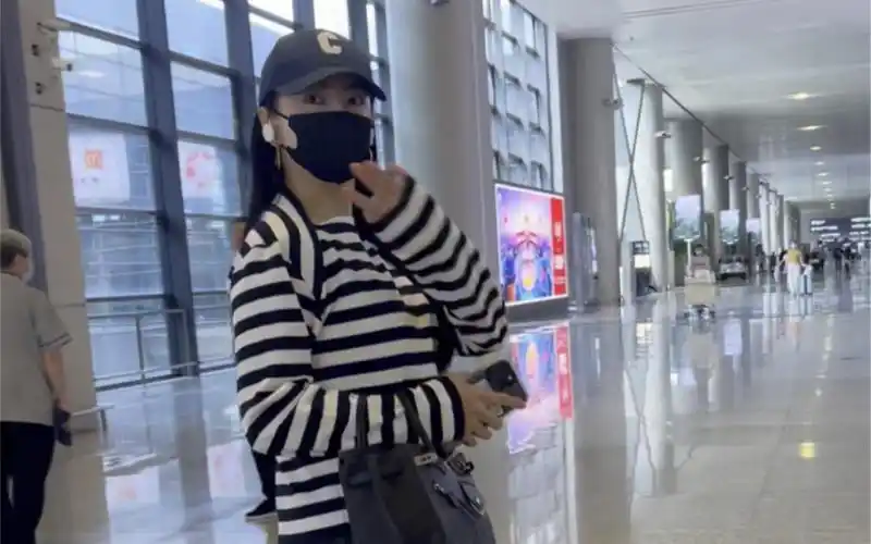 张雨绮条纹衫热裤配长筒靴 恋情曝光后首度亮相心情很好啊