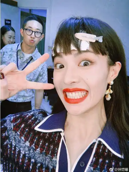 钟楚曦雷人发型毁形象,美食诱惑尽显吃货脸,搞怪表情笑翻网友!