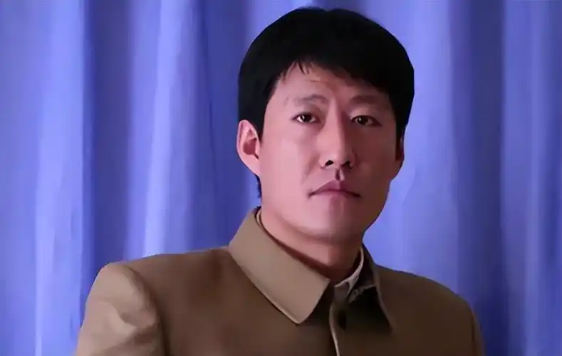 直到一个偶然的机会,于震在朋友的推荐下拍摄了谍战剧,得到了许多观众