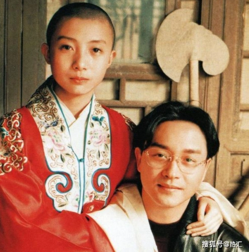 张国荣喜欢他的发小唐鹤德,这都是众所周知的同性恋,但是张国荣也一直