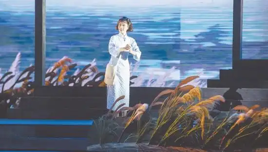 剧中,湘恋——19岁的杨开慧,表现出对毛泽东爱的收获,对革命更加