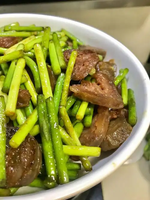 家常小炒蒜苔炒香肠